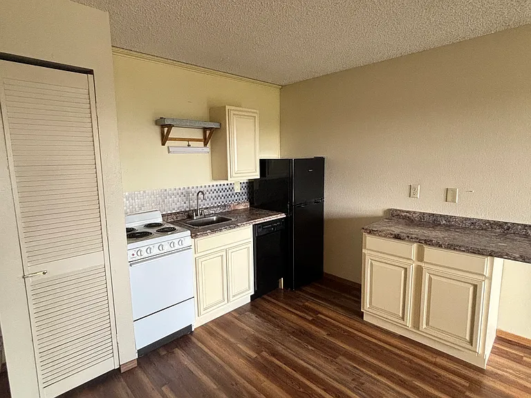 733 W Cardinal Dr #A — Photo 2