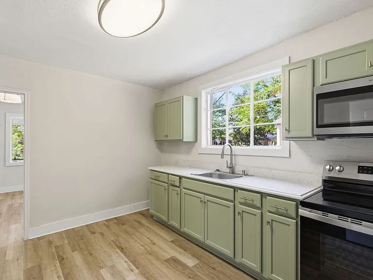 116 Chester Ave — Photo 10