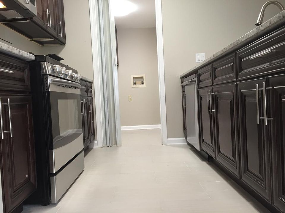 Chefs kitchen with plenty of upgraded cabinets!           ht