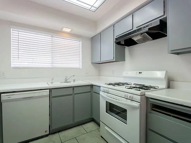 1722 E University Ave #7 — Photo 9