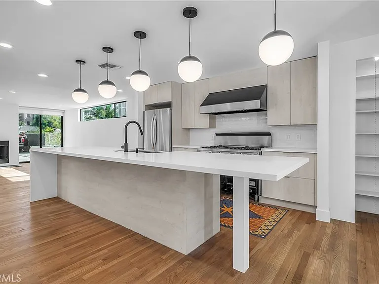 1531 Wellesley Ave — Photo 5