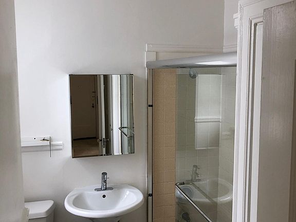 4th image of 2240 Lombard St #2