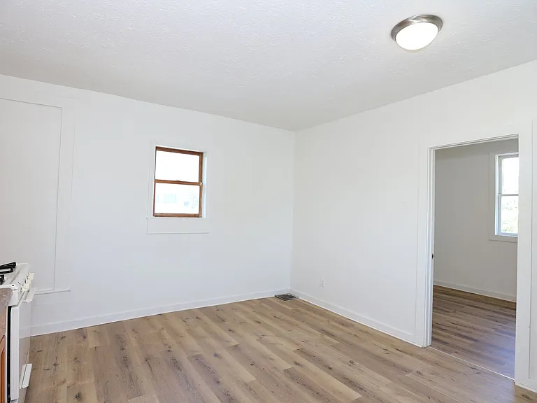 037 — Photo 5