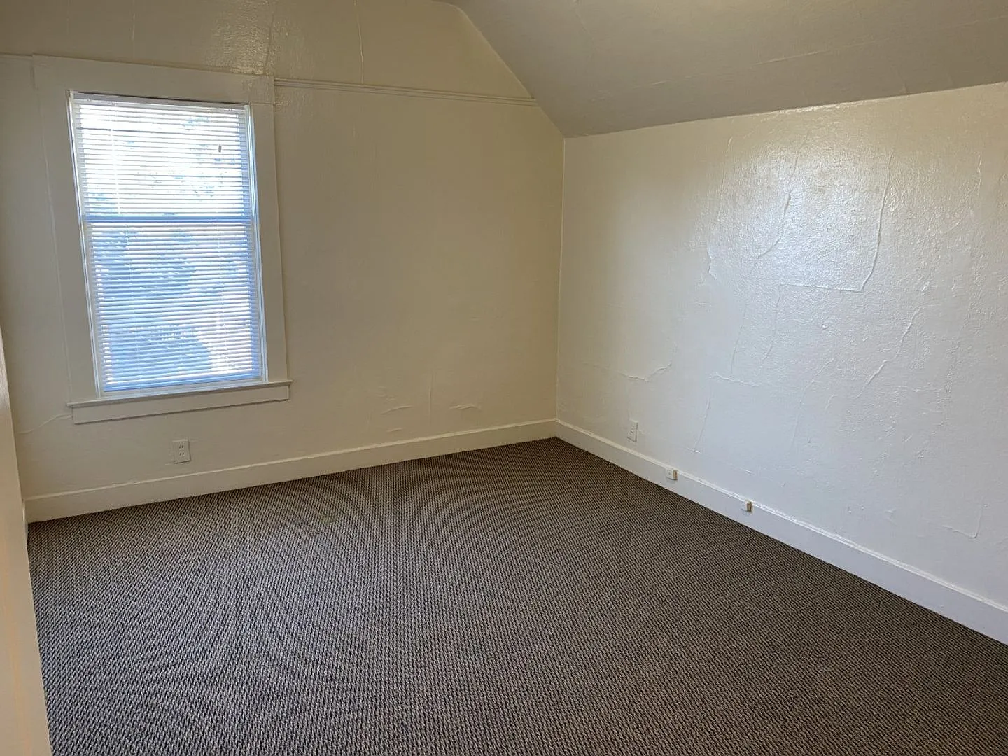 Cozy Upper Floor 2 Bedroom, 1 Bath Unit — Photo 4