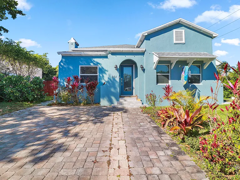 301 Hawthorne Dr — Photo 2