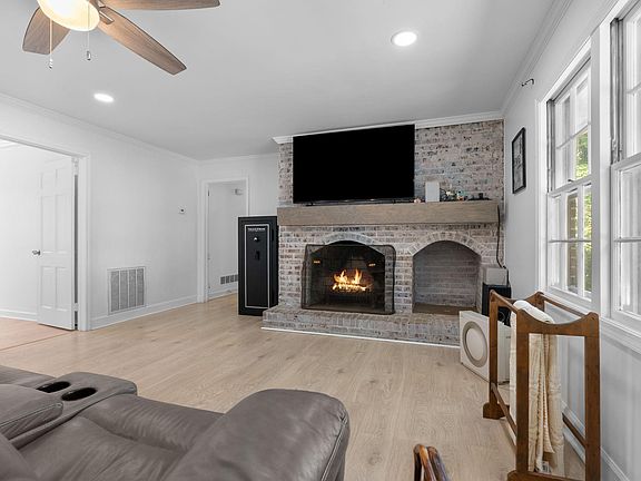 5th image of 280 Henderson Rd
