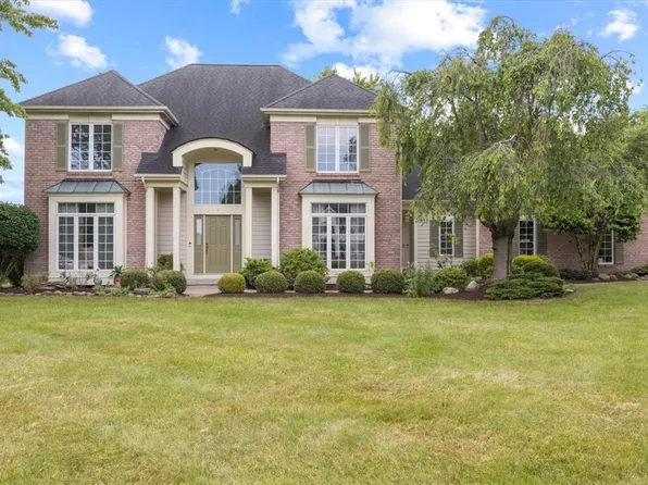 3 Fall Meadow Dr, Pittsford, NY 14534