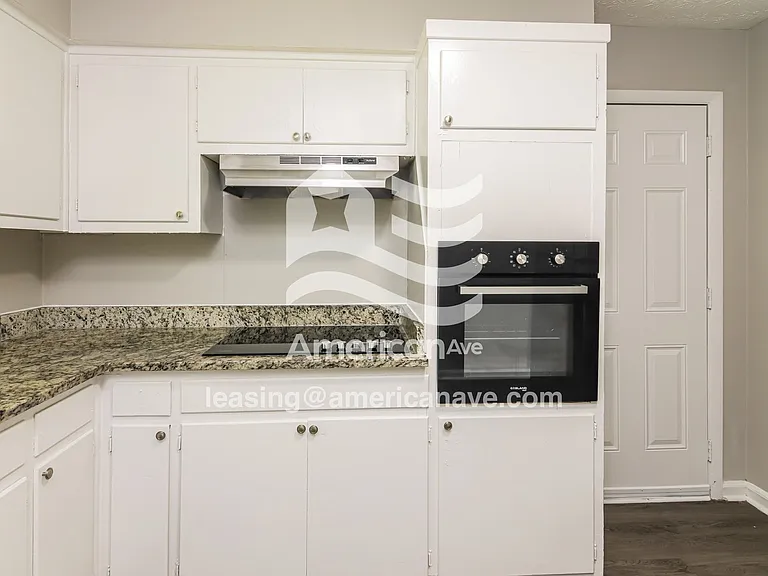 1072886_007_kitchen_7.jpg