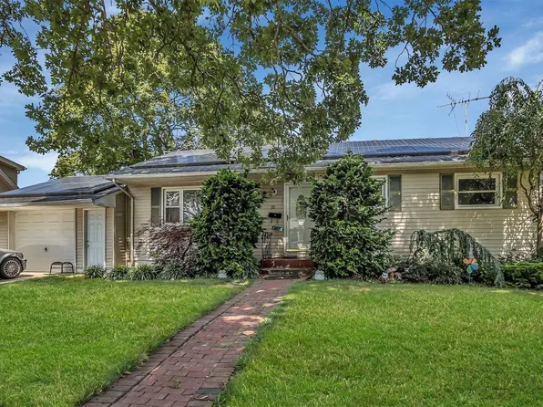 175 Columbus Avenue, West Babylon, NY 11704