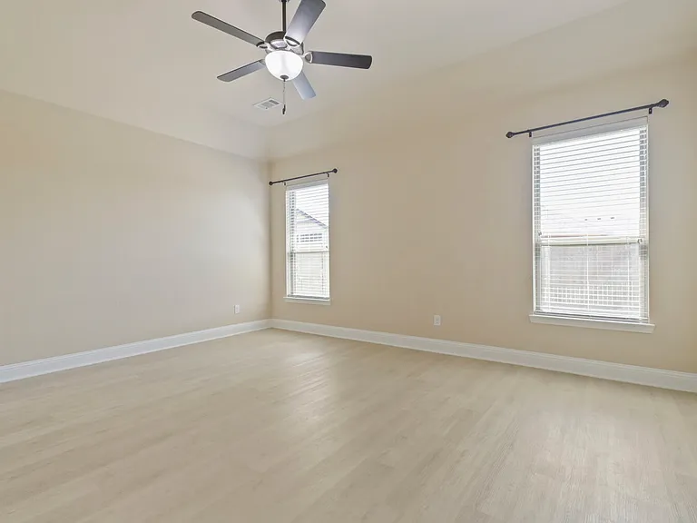 237 Frontier Dr — Photo 3