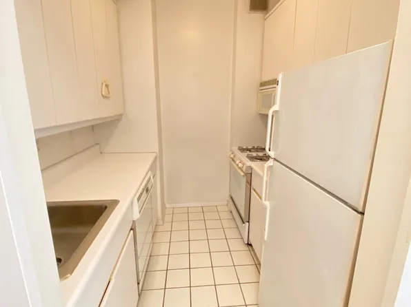 200 East 69th Street image 10 of 14