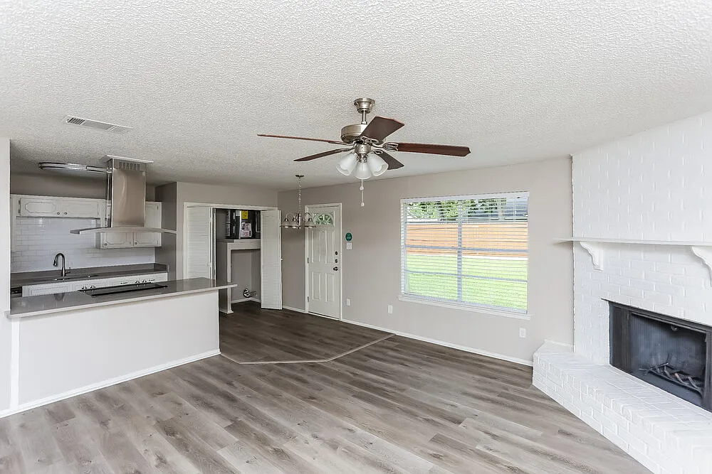 3 bed, 2.0 bath, 1300 sqft, $2,030 — Photo 3
