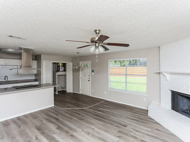 603 S Waxahachie St — Photo 3