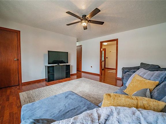 5th image of 1040 Sweetbriar Dr