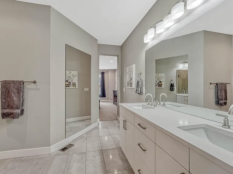 Master bathroom suite, top floor