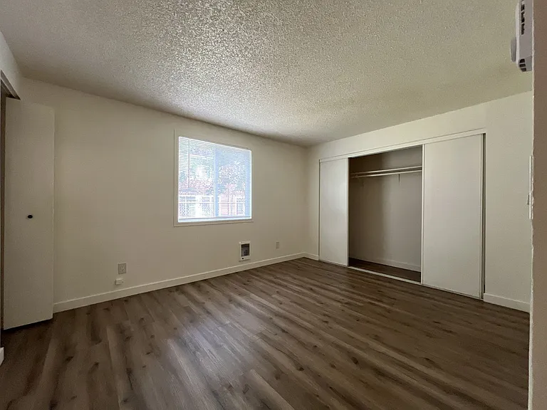 Spacious Corner Apartment with Three Bedrooms, Open Living Space & Modern Kitchen — Photo 18