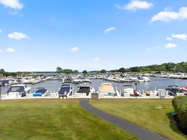 12 Abbey Villa CIRCLE #C, Fontana, WI 53125