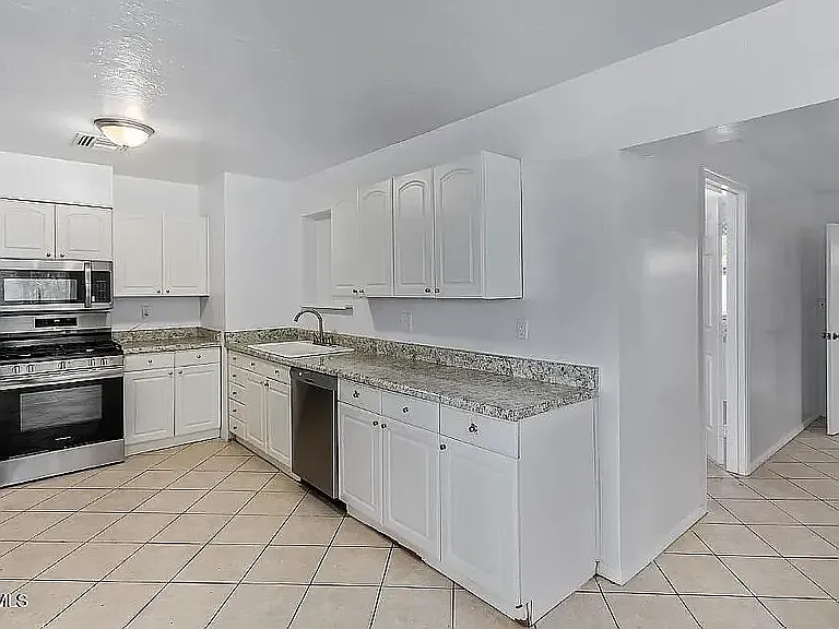 1372 W 15th St — Photo 8