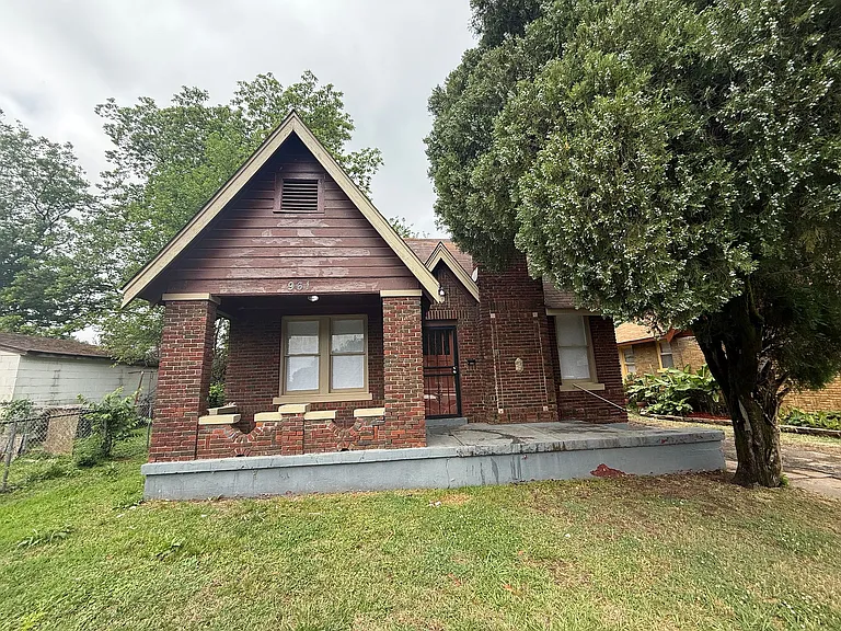 961 N Willett St — Photo 1