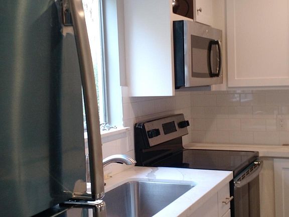 5th image of 118 Tennyson Ave