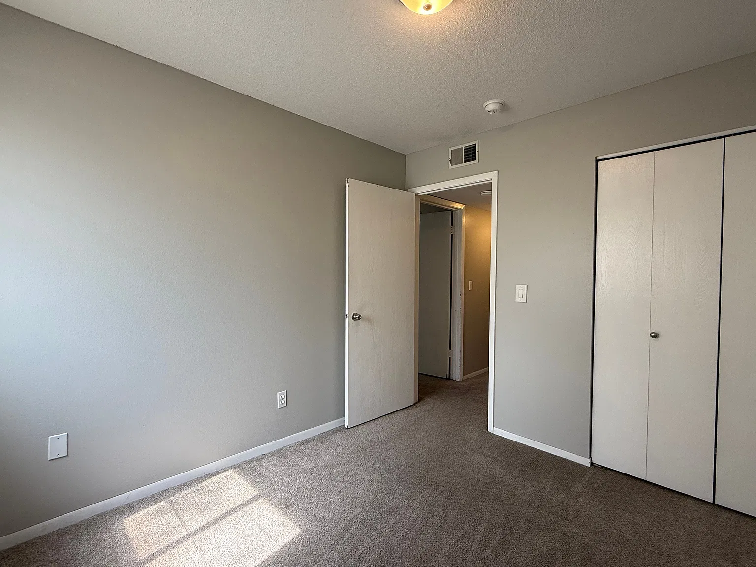 2 bed, 1.5 bath, 915 sqft, $925 — Photo 2