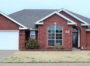 100 Chapman Cir, Burkburnett, TX 76354