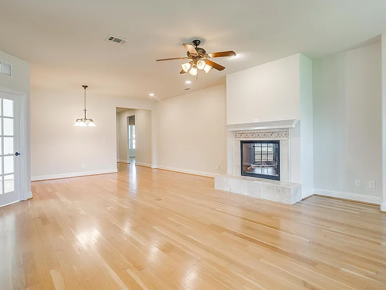 1845 Dexter Ln — Photo 4