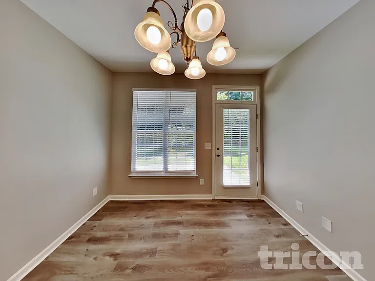 1582 Weatherend Dr — Photo 5