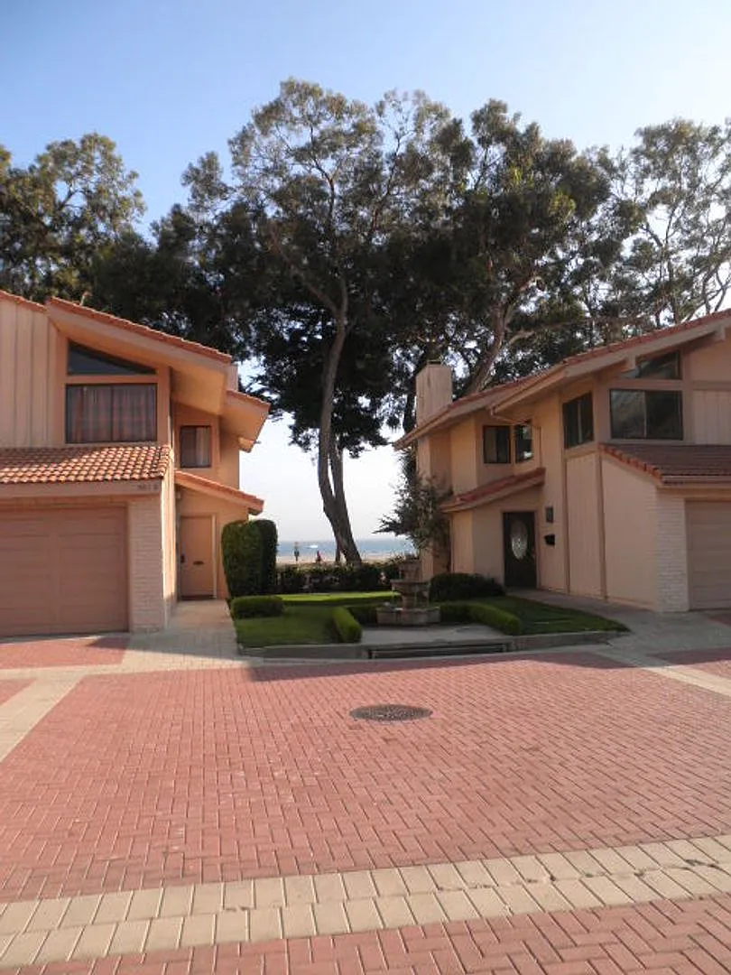 Live the East Beach Lifestyle Townhome with Pool Access — Photo 2
