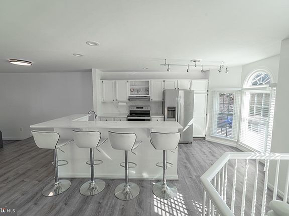3rd image of 92 Victoria Sq