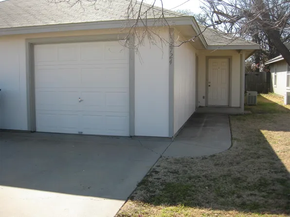 2724 James Rd, Granbury, TX 76049