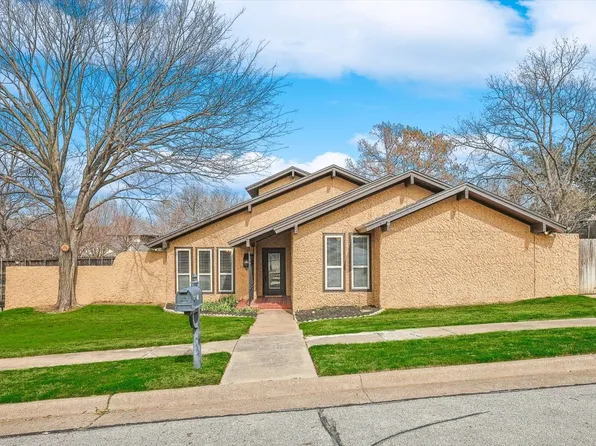 10 Linderhof Cir, Bedford, TX 76022