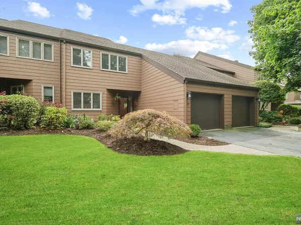 15 Grist Mill Run, Mahwah, NJ 07430