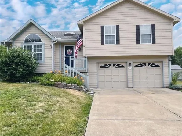 507 Blue Grass Dr, Raymore, MO 64083