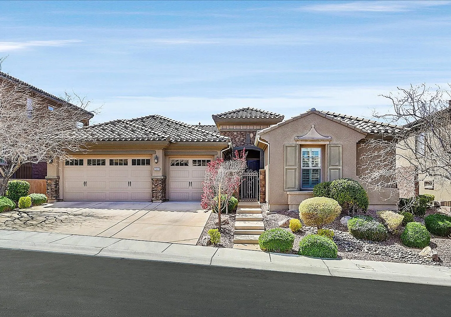 Stunning 1-story home in the prestigious Club at Madeira Canyon guard gated community! — Photo 1