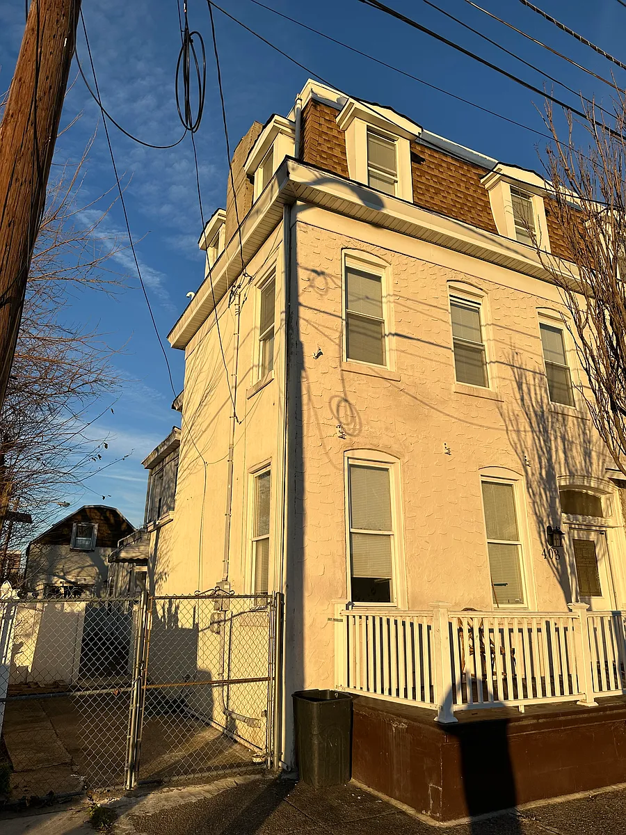 Building Photo - 403 Elm St