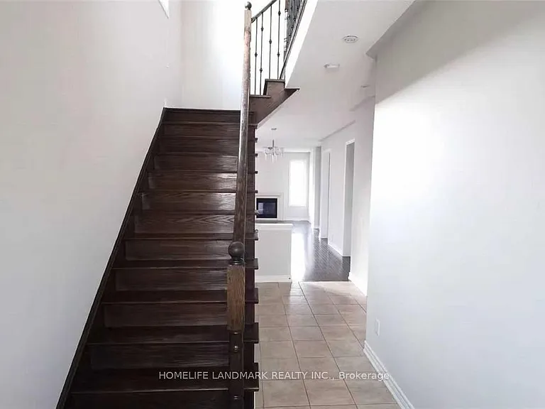 77 Reynolds Cres — Photo 1