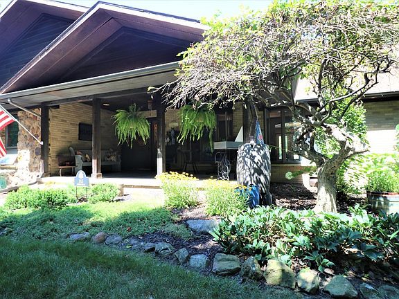 3rd image of 163 Fairway Cir