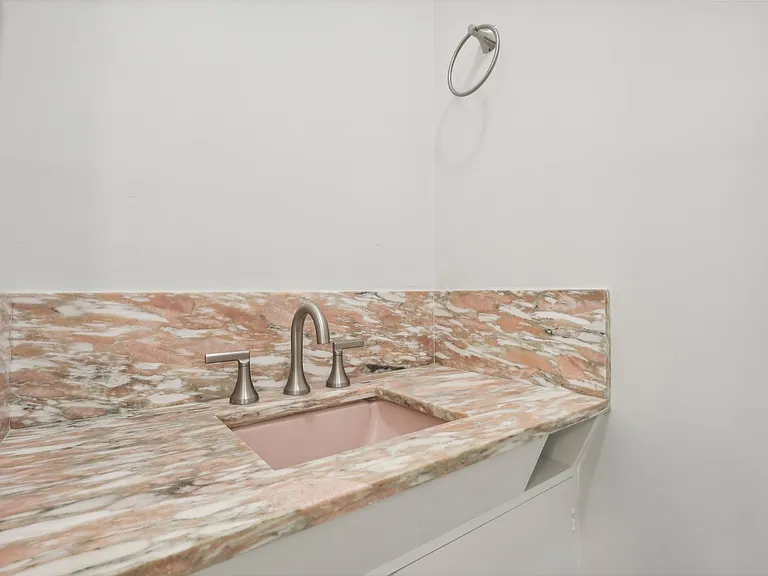 Embassy House Apartments — Photo 38