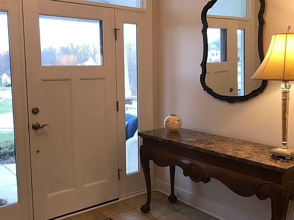 Foyer with crown moldings.