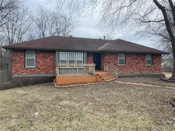 1303 S Prospect St, Kearney, MO 64060