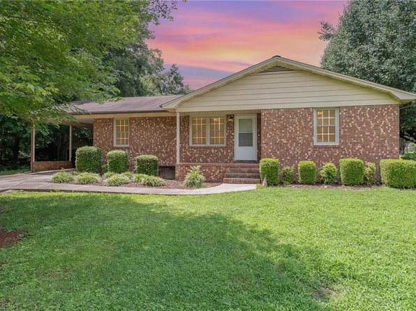 145 Elizabeth St, Ramseur, NC 27316