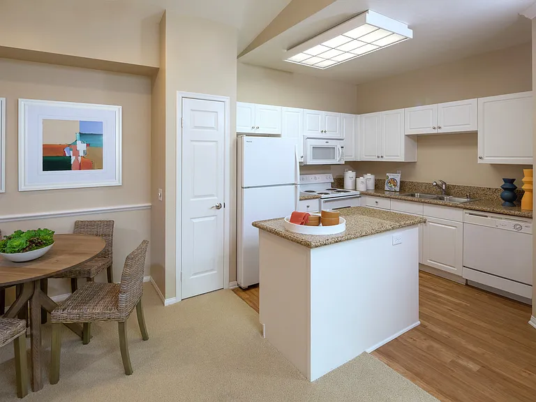 Monte Vista Apartment Homes — Photo 10
