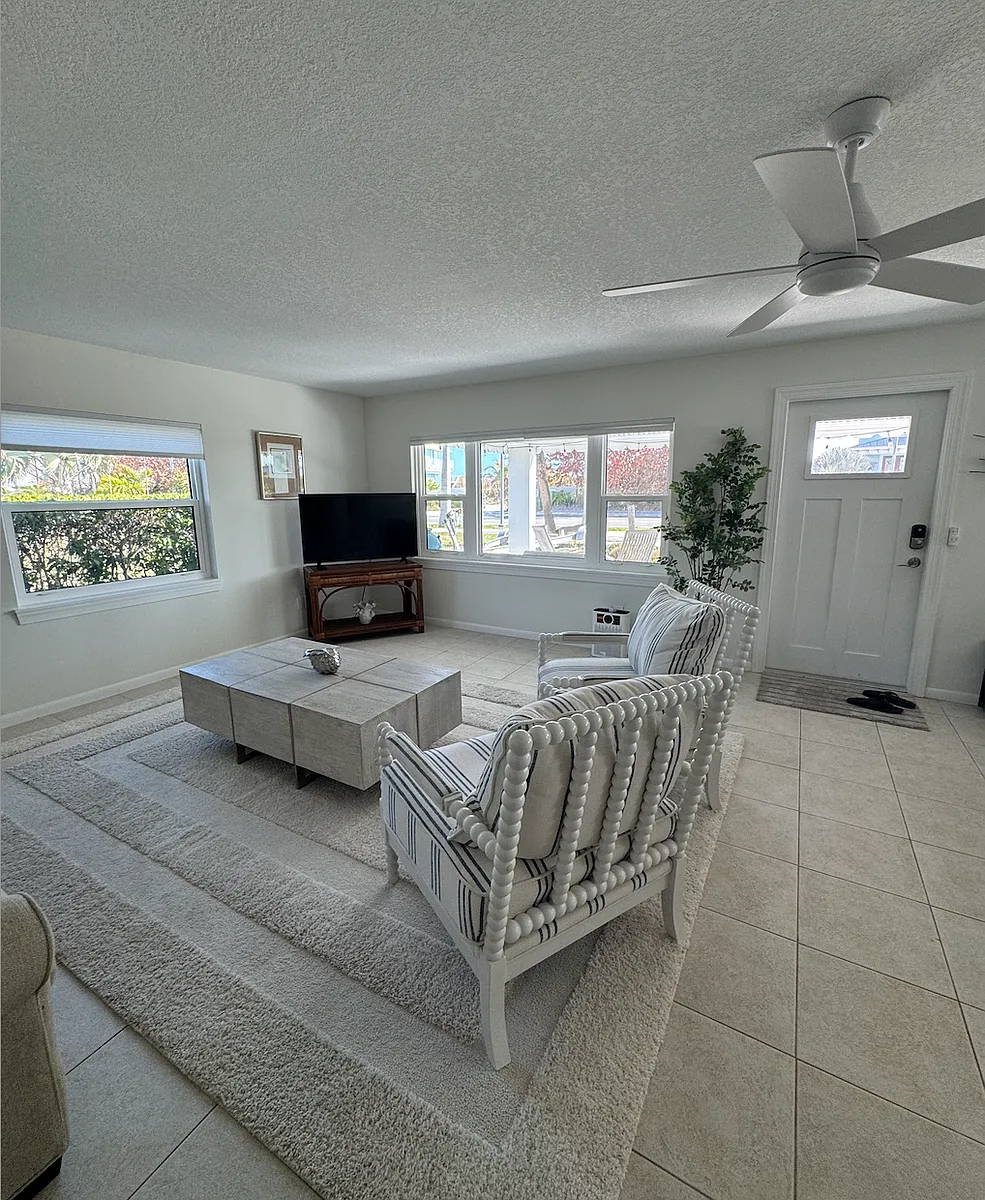 Building Photo - 351 S Ocean Dr #2