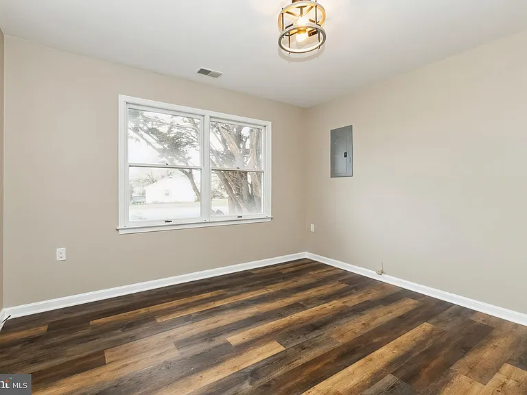 100 Heathrow Ln — Photo 16