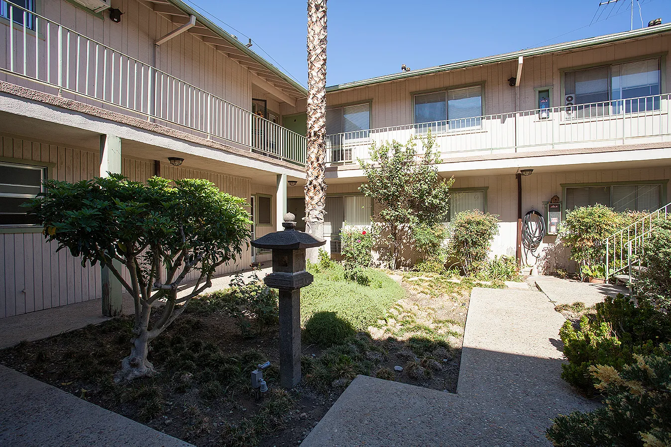 1934 N Hollywood Way — Photo 3