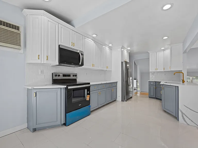 Cedarhurst St — Photo 1