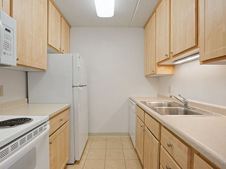 Park Plaza Apartments — Photo 7