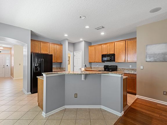 5th image of 308 Silver Glen Ave