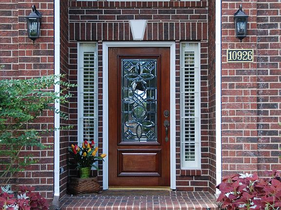 Front porch with elegant leaded glass doors!